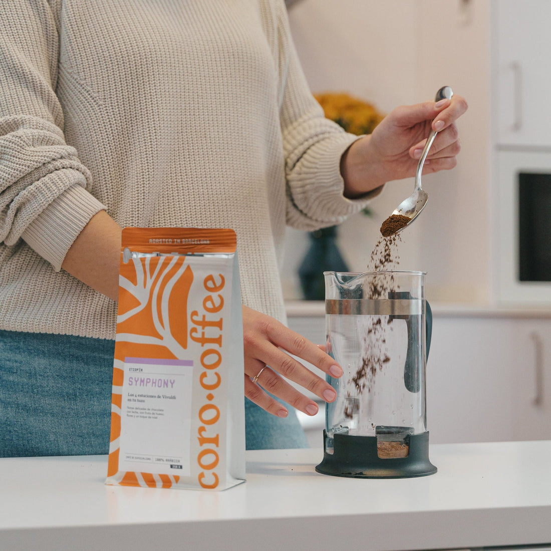 persona preparando café de especialidad en casa