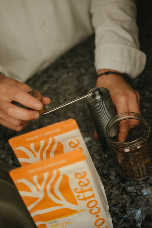 persona moliendo café en grano en casa
