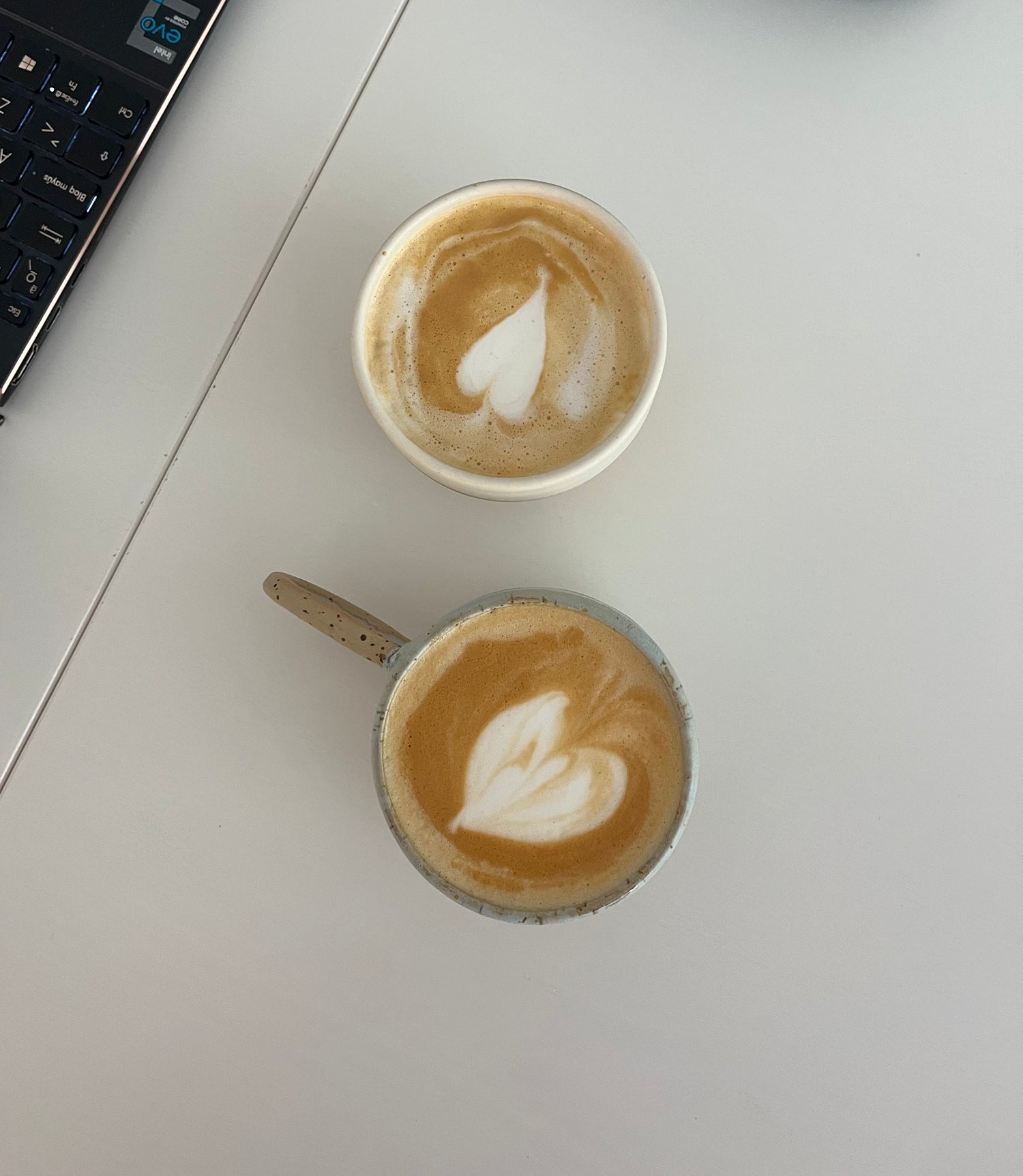 dos cafés con latte art preparados con café de especialidad coro.coffee