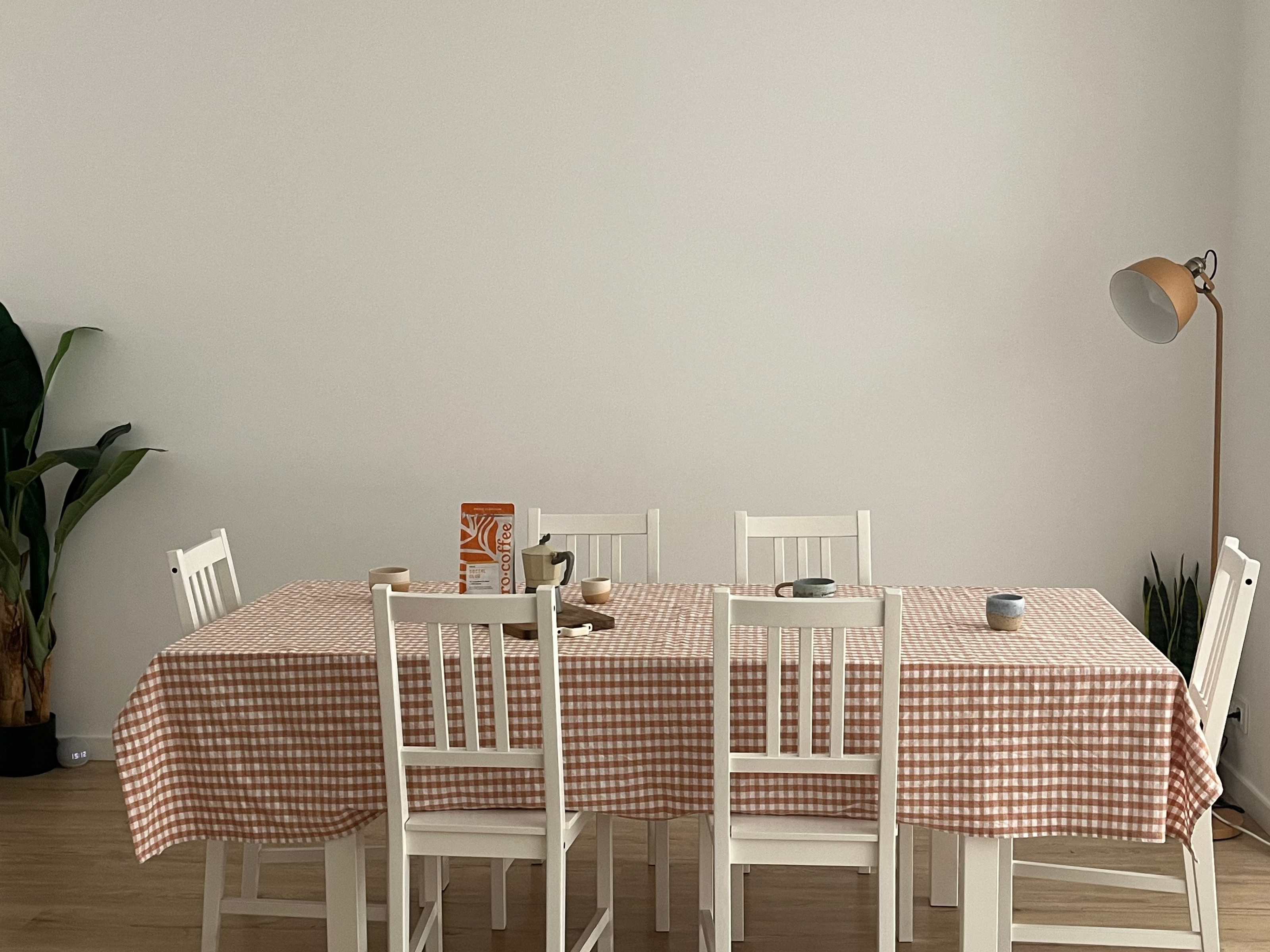 Mesa puesta con cafetera moka y café de especialidad con mantel a cuadros en la casa de coro.coffee